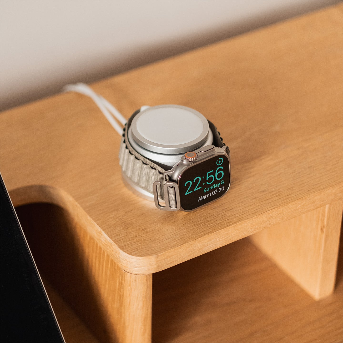 compact aluminium charging stand apple watch and iphone